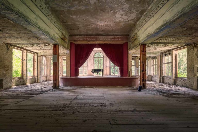 Lost Place mit Klavier