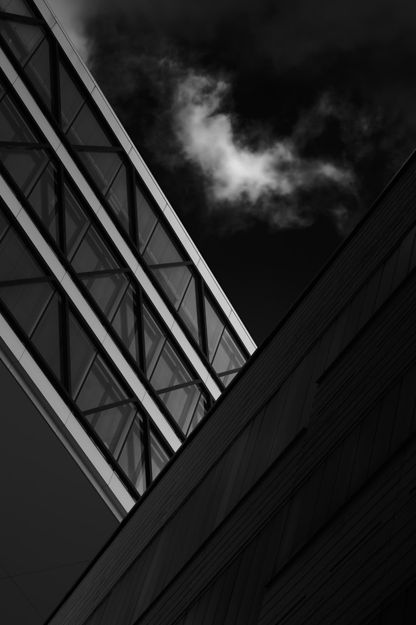 Architekturdetail mit Wolke in schwarzweiß