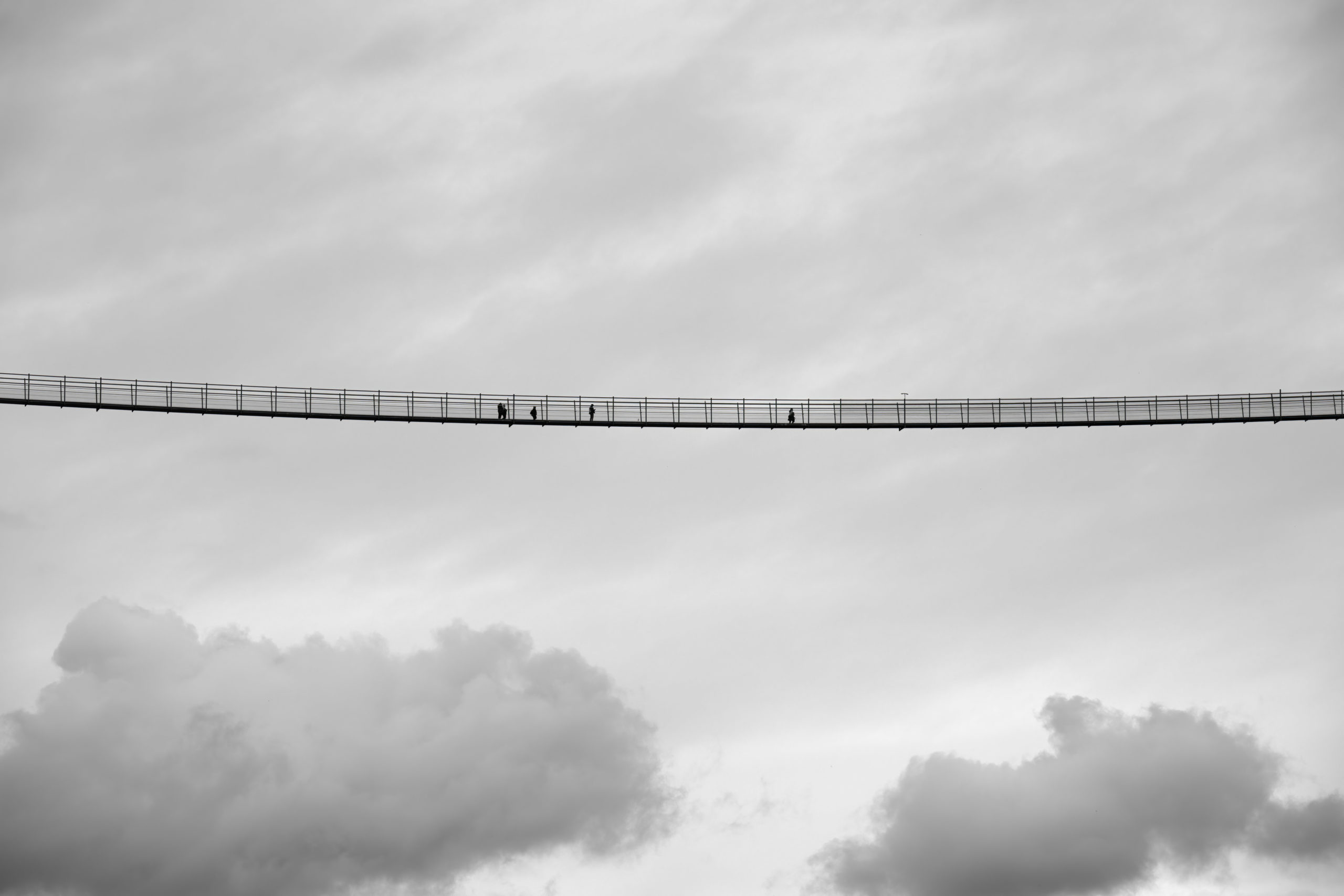 Hängebrücke über den Wolken