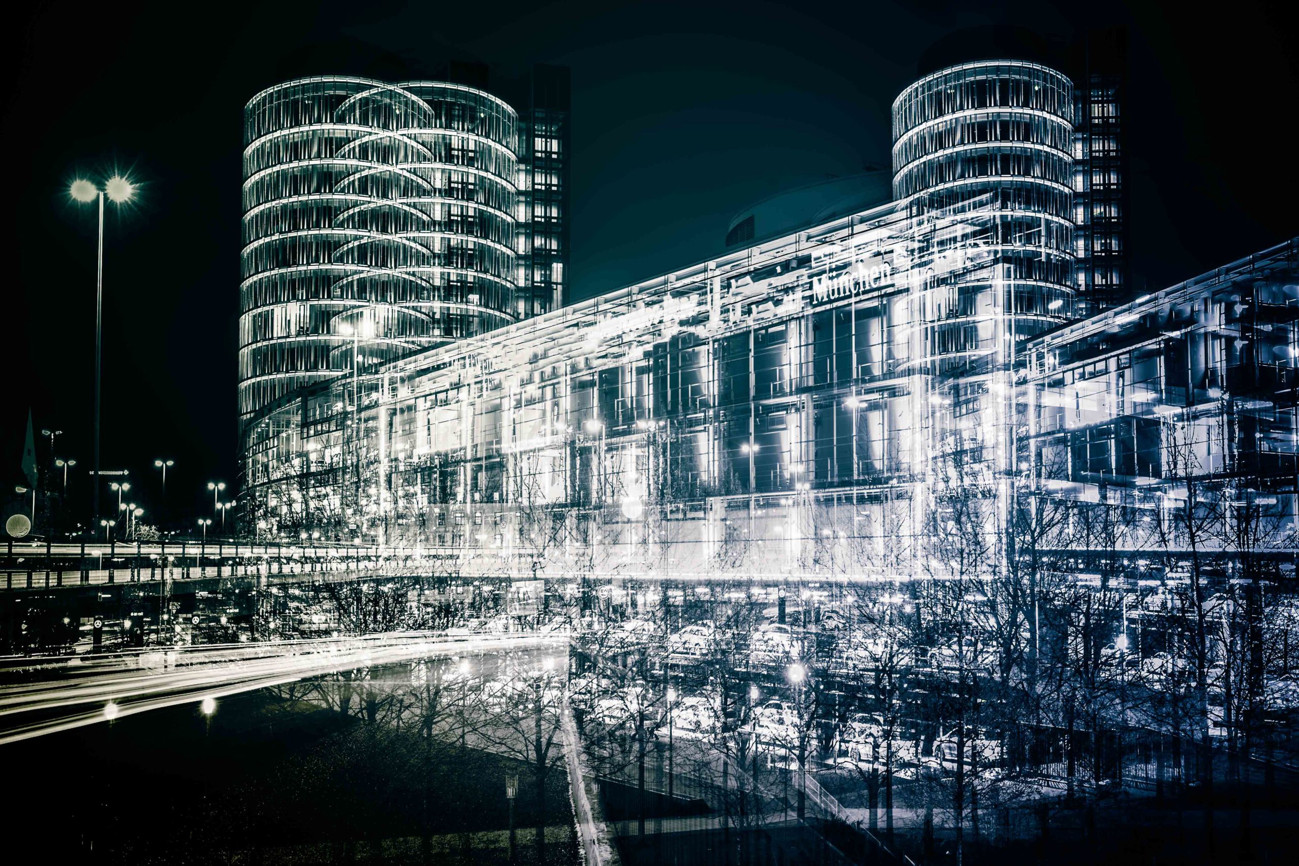 Moderne Architektur bei Nacht, Doppelbelichtung