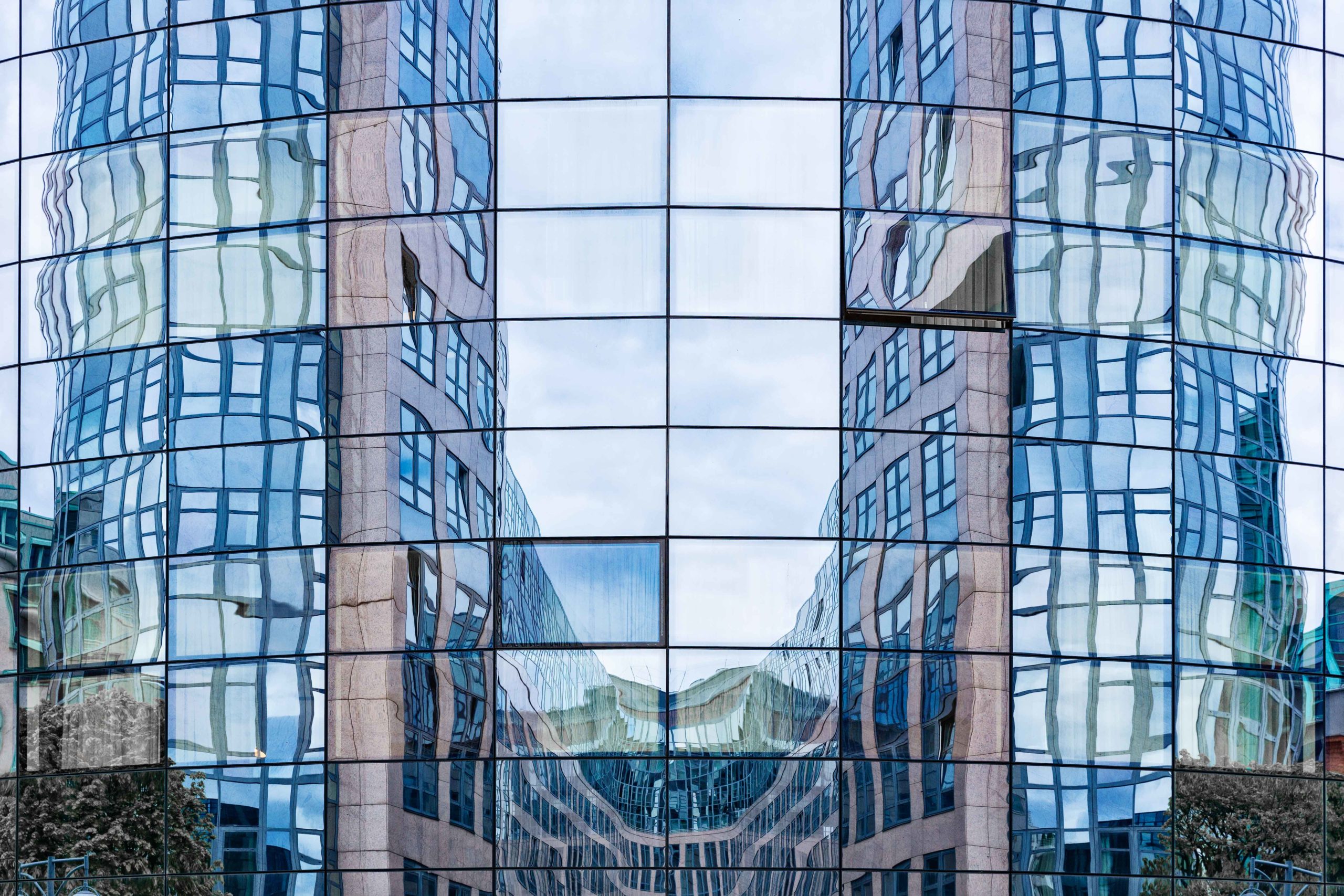 Spiegelung moderner Bürogebäude