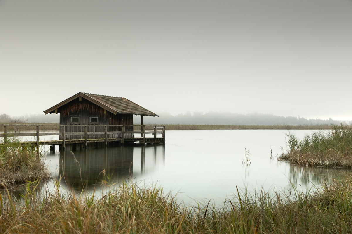 Bootshaus am Chiemsee an einem nebligen Tag Bootshaus am Chiemsee an einem nebligen Tag
